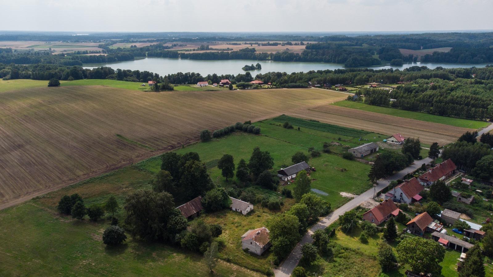 Widok z drona – jezioro i okolica