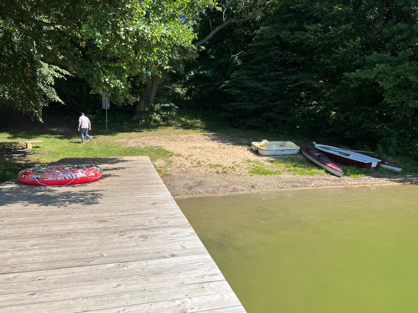 Pomost i plaża nad jeziorem